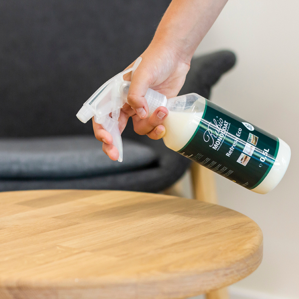 Refresh Eco Spray til træ fra Rubio Monocoat set i brug