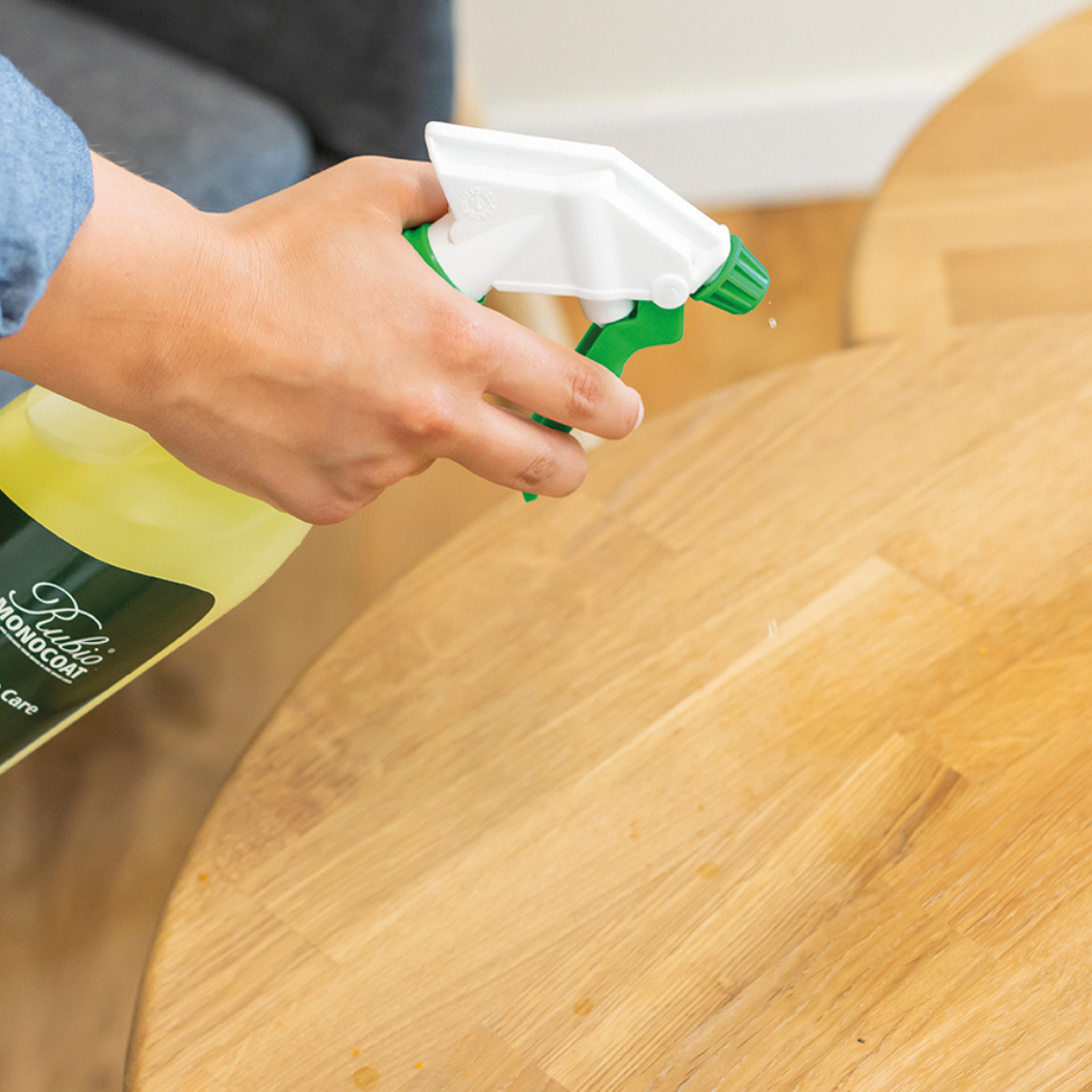 Surface Care fra Rubio Monocoat til vedligeholdelse af træ set i brug