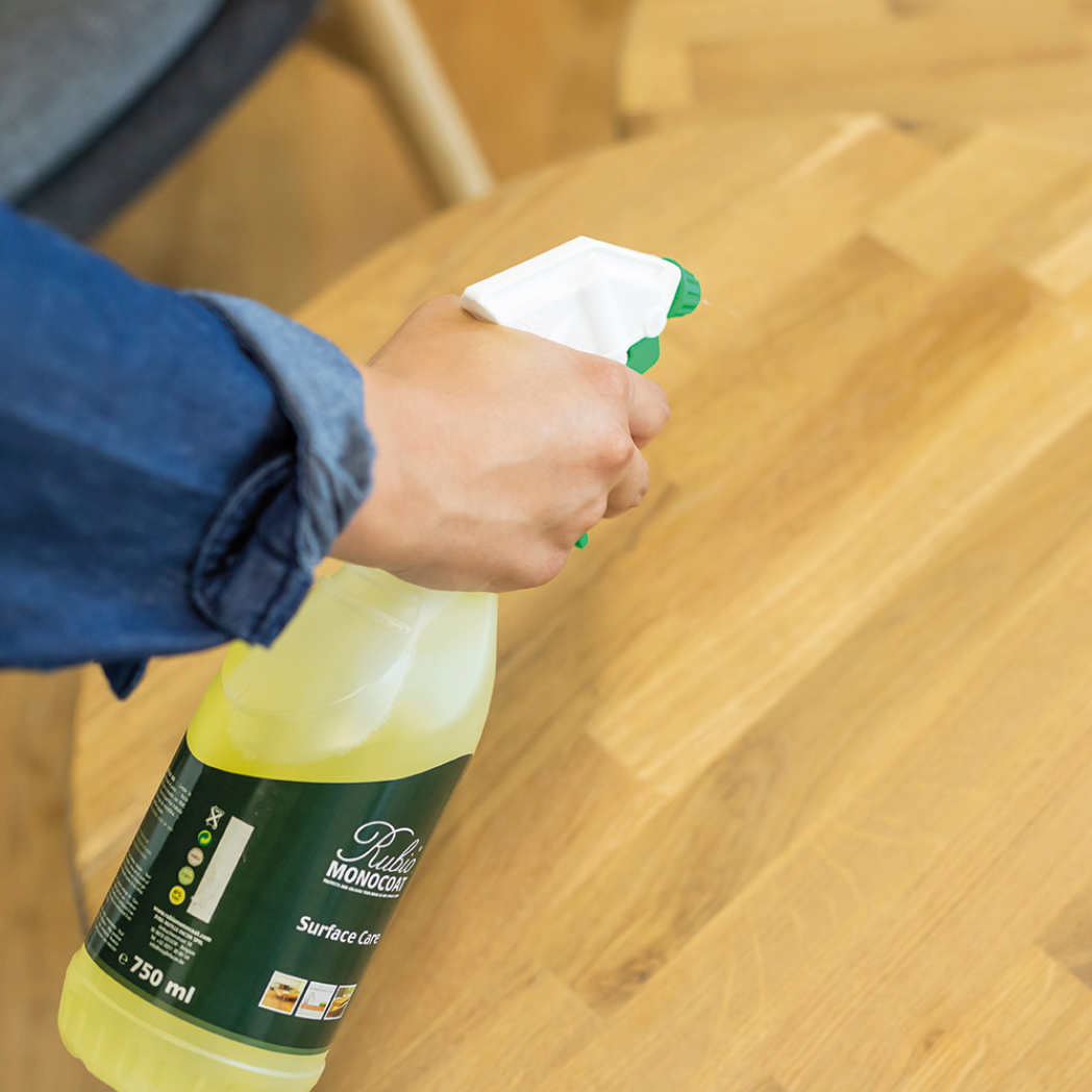 Surface Care fra Rubio Monocoat til vedligeholdelse af træ set i brug