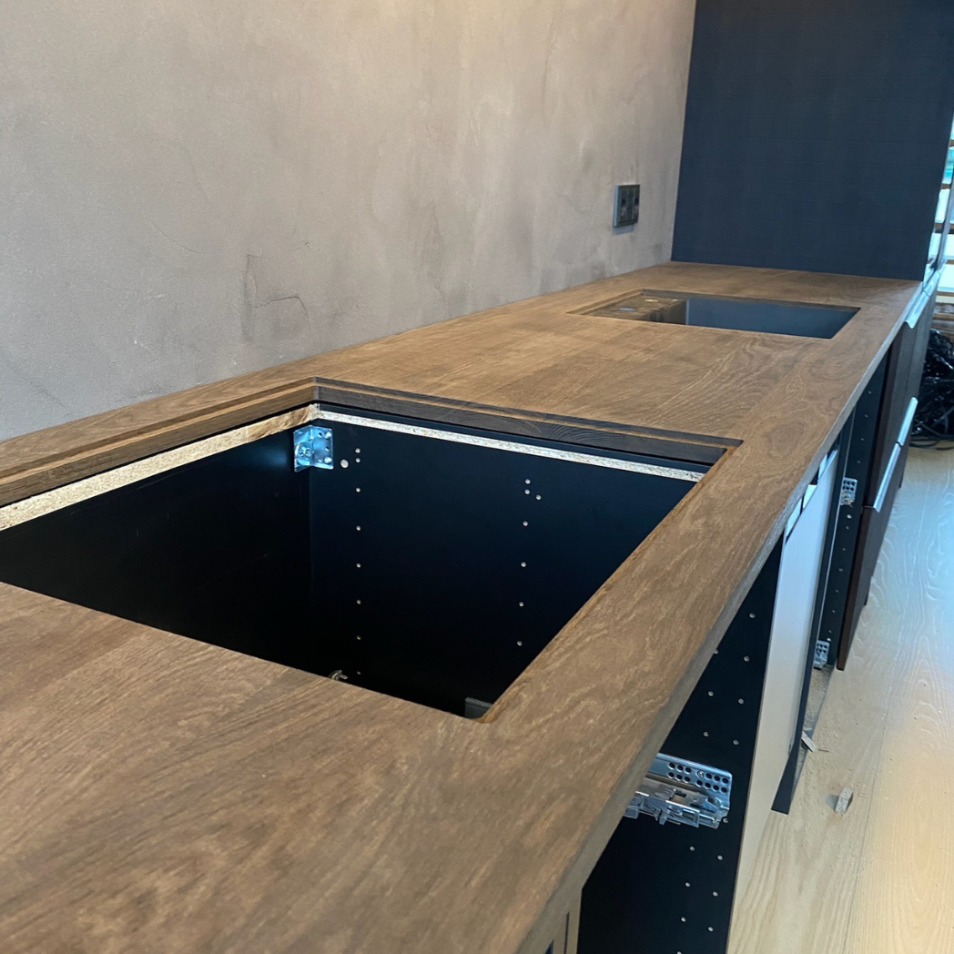 Ny køkkenbordplade til sort køkken